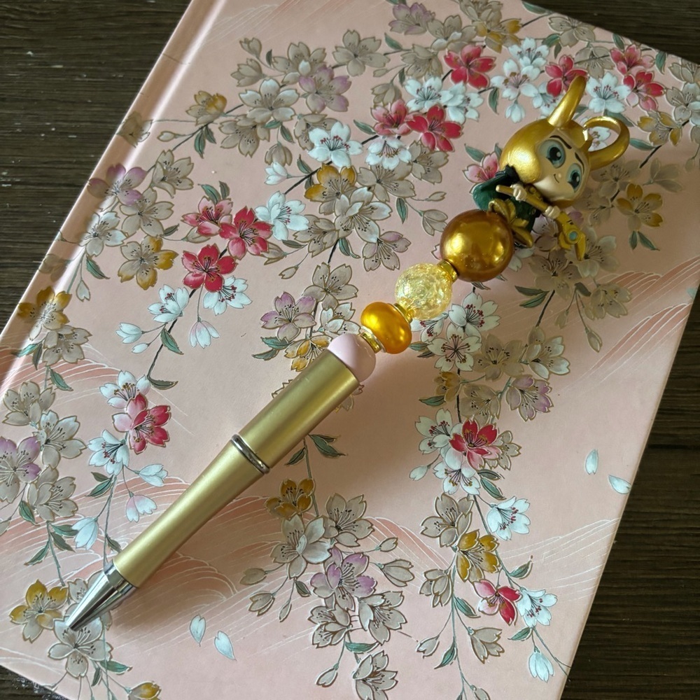 Marvel Doorables: Thor: Loki handmade beaded pen - Picture 3 of 3